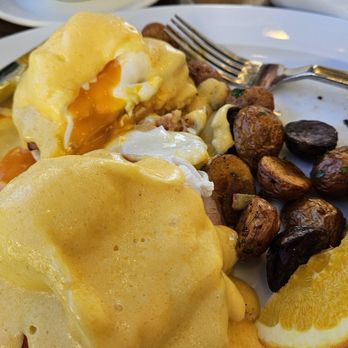 Schooners Monterey - Eggs Benedict - perfectly cooked. - Seafood Near Me - Monterey, California Schooners Monterey - Eggs Benedict - perfectly cooked. - Seafood Near Me - Monterey, California