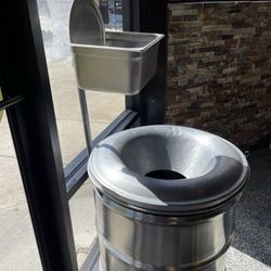 Pizza Artista - Trash cans with plate holder