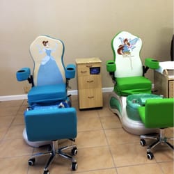 At Nails and Spa