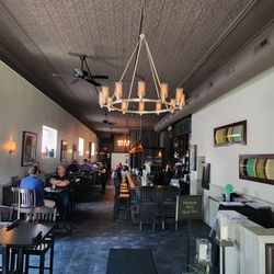 523 Tap and Grill - Dining room
