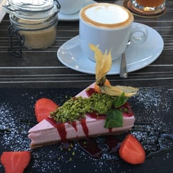 Olivův pivovar - Raspberry Cheesecake Served with Honey and Pistachios/Malinový cheesecake s medem a pistáciemi