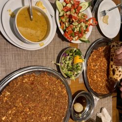 Lahmacun, çorba, salata