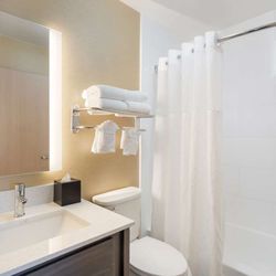 Best Western Plus Glenview-Chicagoland Inn & Suites - Two Queens Room - Guest Bath