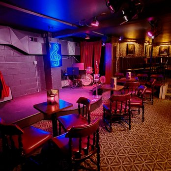 The Estate - Before the crowd settles in at the Jazz Estate. - Jazz & Blues Near Me - Milwaukee, Wisconsin The Estate - Before the crowd settles in at the Jazz Estate. - Jazz & Blues Near Me - Milwaukee, Wisconsin