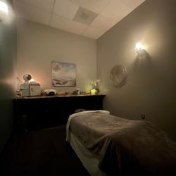 Hand & Stone Massage and Facial Spa - Bed so relaxing and neat