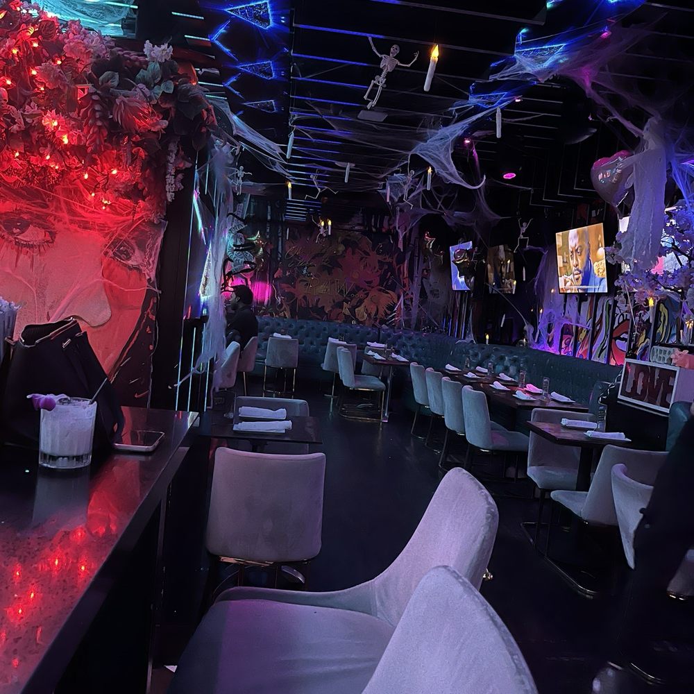 Bad Habits - Seating area - Lounges Near Me - Astoria, New York