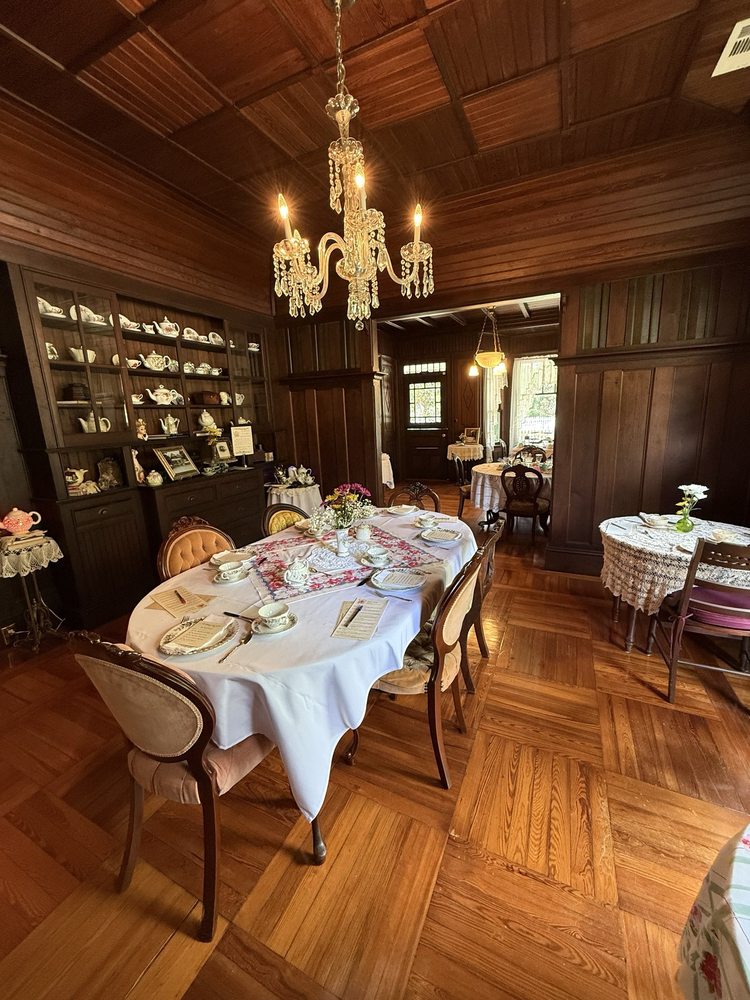 Miss Luci's Tea Room & More Logo