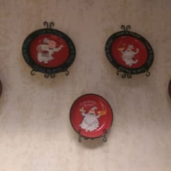 Jim & Sue's Lake City Pizza - Food decorative plates line the walls