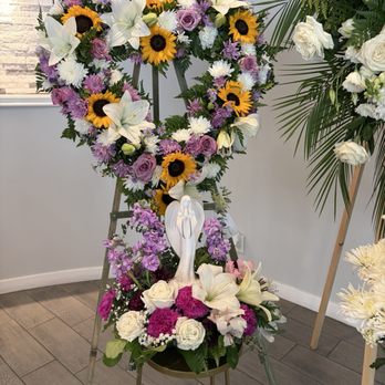 Grand Florist - Heart spray and single arrangement - Florists Near Me - Glendora, California Grand Florist - Heart spray and single arrangement - Florists Near Me - Glendora, California
