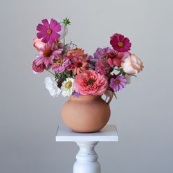 Dahlias & Roses - Casa de Flores - Ollita de Barro for vase. This is the Chiquita Bella size.