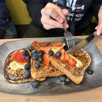 The Rendezvous Cafe - French toast with fresh berries - Cafes Near Me - Inverness, HLD