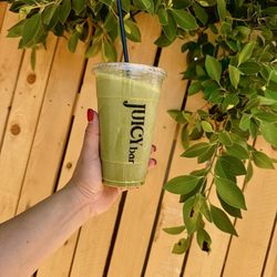 The Juicy Bar - Green Detox. Pinnaple , ginger, banana, kale, spinach