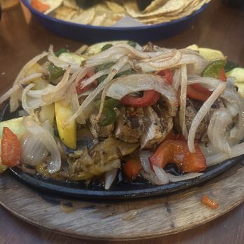 Esparza's Restaurante Mexicano - Veggie Fajitas with a grilled chicken breast added. - Mexican Near Me - Grapevine, Texas Esparza's Restaurante Mexicano - Veggie Fajitas with a grilled chicken breast added. - Mexican Near Me - Grapevine, Texas