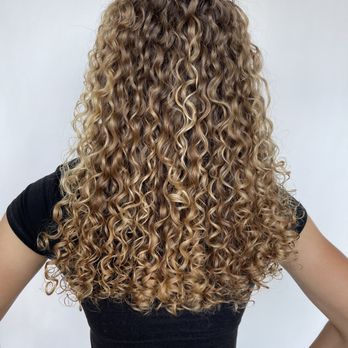 Douglas Da Silva Studio - Curly Haircut by Douglas - Hair Stylists Near Me Douglas Da Silva Studio - Curly Haircut by Douglas - Hair Stylists Near Me
