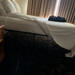 Grand View Inn & Suites - The bed