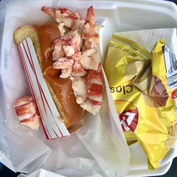 Footbridge Lobster - Lobster roll with a teeeeeny bit of mayo - Seafood Near Me - Ogunquit, Maine