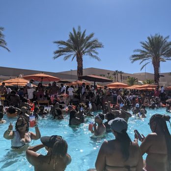Daylight Beach Club - Snippet of the crowd - Swimming Pools Near Me - Las Vegas, Nevada Daylight Beach Club - Snippet of the crowd - Swimming Pools Near Me - Las Vegas, Nevada