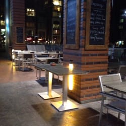 Brasserie14 - Menu-pilaar buiten op terras