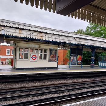 Turnham Green - Waiting Room - Train Stations Near Me - London, XGL Turnham Green - Waiting Room - Train Stations Near Me - London, XGL