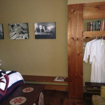 Historic Smithton Inn - Tailors Cottage Bedroom - Bed & Breakfast Near Me - Ephrata, Pennsylvania