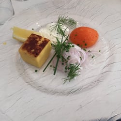 Strandhuset Mat&Vin - Förrätt: Löjrom med potatiskub och gräddfil