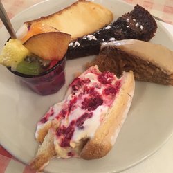 Petites parts de charlotte à la framboise, gâteaux au café et chocolat, flanc aux œufs et mini salade de fruits