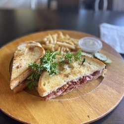 Green Vine Delicatessen - Pastrami melt and fries