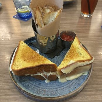 Spurrier's Gridiron Grille - Tomato Grilled Cheese Sandwich and house fries - American Near Me - Gainesville, Florida Spurrier's Gridiron Grille - Tomato Grilled Cheese Sandwich and house fries - American Near Me - Gainesville, Florida