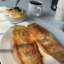Fresco y Natural - Molletes dulces, café, yogurt con fruta