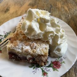 Gretchens Villa - Pflaumen-Streusel mit Sahne