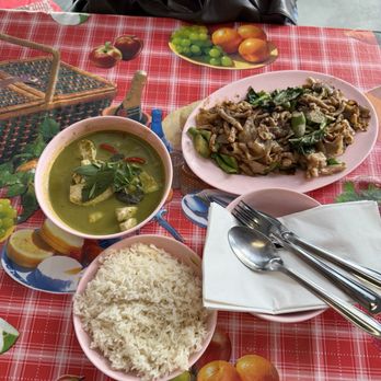 Holy Basil - Kaeng Kiew Wan - Green Curry and Pad See Ew Noodle - Thai Near Me - Los Angeles, California