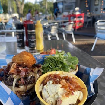 Fifth Avenue Streatery - Mount Dora Burger - American Near Me - Mount Dora, Florida