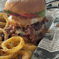The Draft House Lakeside Bar & Grille - Delicious smash burger