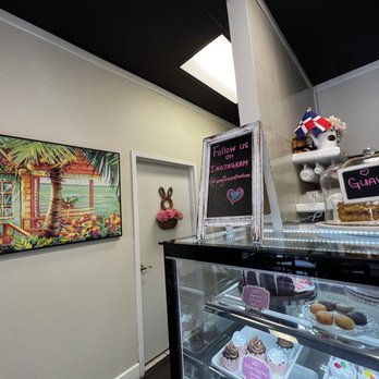 Angie's Café & Bakery - Beautiful (interior) decor - Bakeries Near Me - Metuchen, New Jersey