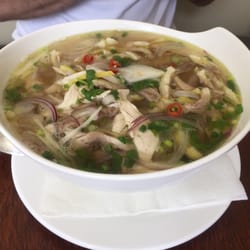 Dong Do - Pho Ga. Vietnamska polevka s kurecim masem. Mnam, ale bacha, je to poradna naloz.:-)