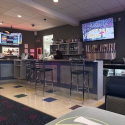 Roxy's Bar & Grill - Bar area