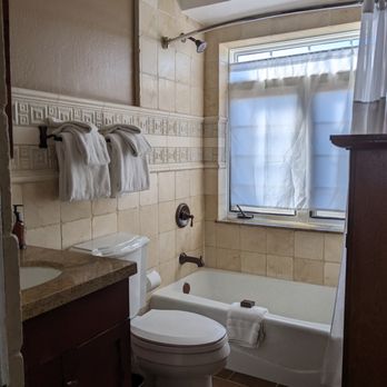 El Tovar Hotel - Bathroom - Hotels Near Me - Grand Canyon, Arizona El Tovar Hotel - Bathroom - Hotels Near Me - Grand Canyon, Arizona