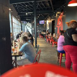 Hattie B's Hot Chicken - Atlanta East - Indoor dining area