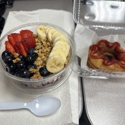 41 Smoothie - Açaí bowl plus (free) protein donut topped with guava