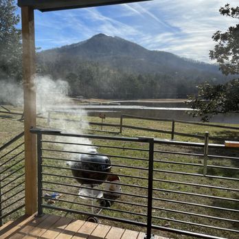Tranquille Resort - Backyard view of lake and there's grill outside for use - Resorts Near Me - Hiawassee, Georgia Tranquille Resort - Backyard view of lake and there's grill outside for use - Resorts Near Me - Hiawassee, Georgia