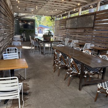 Coastal Crust - Covered porch with TV area - Pizza Near Me - Mount Pleasant, South Carolina