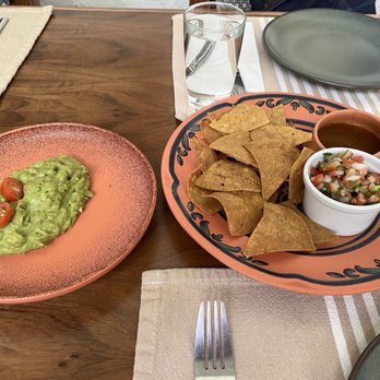 El Meson del Marques - Guacamole, chips, and salsa - Mexican Near Me - Valladolid, YUC El Meson del Marques - Guacamole, chips, and salsa - Mexican Near Me - Valladolid, YUC
