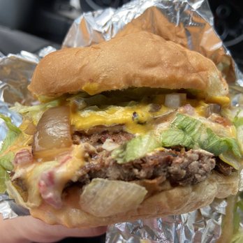 R Burger - Southern Burger with lettuce and pickles - Food Trucks Near Me R Burger - Southern Burger with lettuce and pickles - Food Trucks Near Me