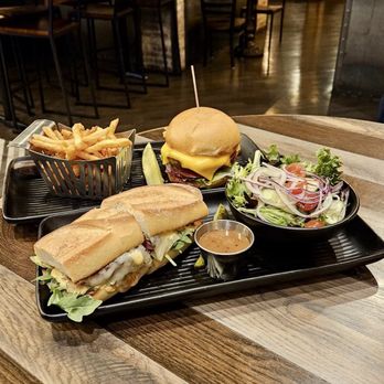Tap Room - Gastropubs Near Me - Jericho, New York