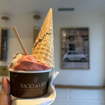 Bacio di Latte - Pistachio & fragola - Ice Cream & Frozen Yogurt Near Me - Los Angeles, California