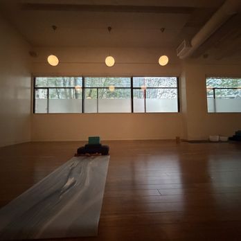 YYOGA Downtown Flow - Yoga Near Me - Vancouver, British Columbia