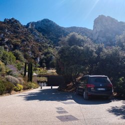 Château Romanin - Walking up from the parking lot