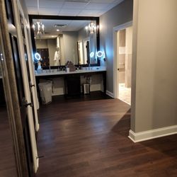 Woodhouse Spa - Polaris - Changing rooms, vanity and private toilet rooms
