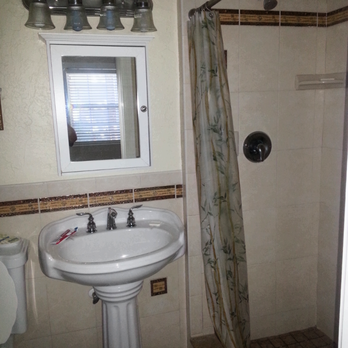 Pirate's Pointe Resort - Studio bathroom - Resorts Near Me - Ruskin, Florida
