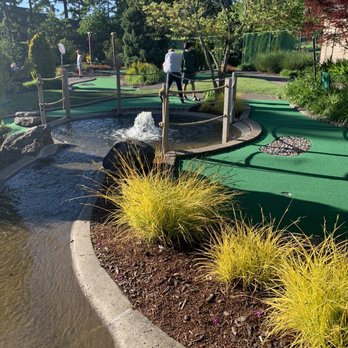 Eagle Landing - Beautiful fountain and pond that was neither smelly or dirty. - Golf Near Me - Happy Valley, Oregon